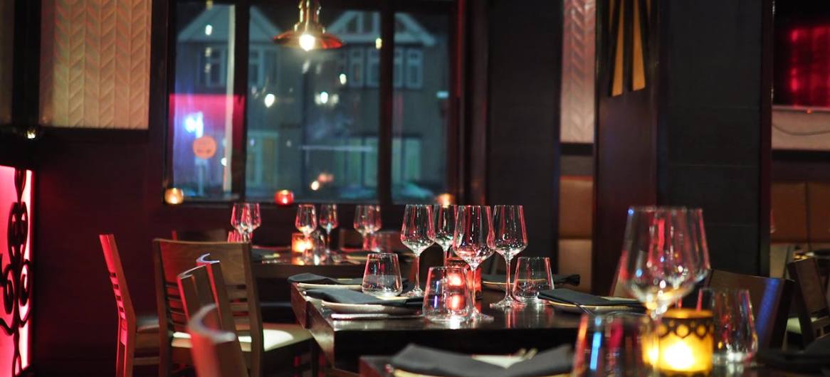 Busy restaurant dining room — restaurant marketing ideas