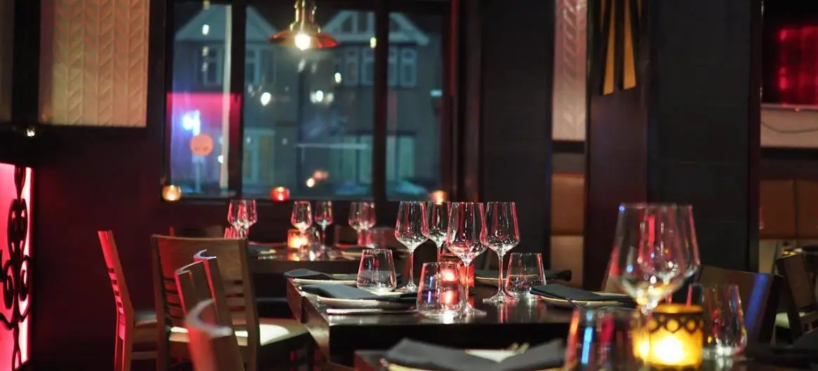 Busy restaurant dining room — restaurant marketing ideas